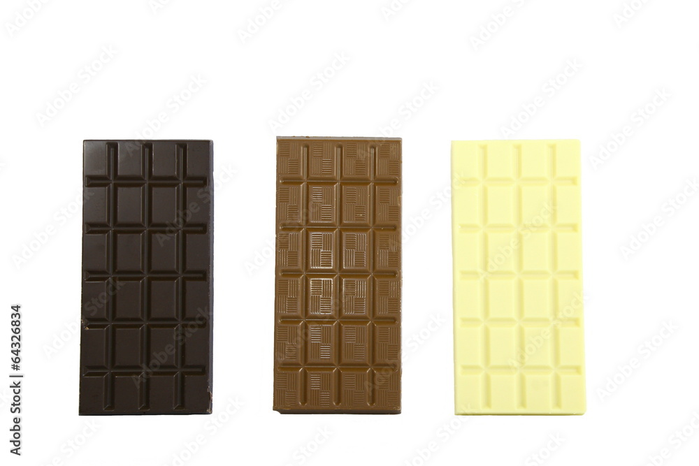 Trois tablettes de chocolat, noir, au lait et blanc sur fond blanc Trois tablettes de chocolat, noir, au lait et blanc sur fond blanc