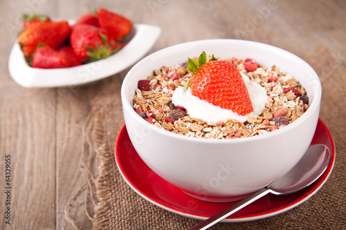 Obraz na płótnie Müsli mit frischen Erdbeeren