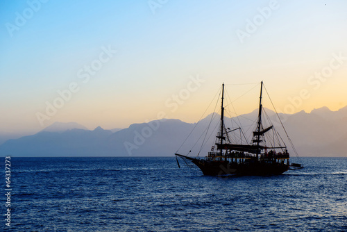 Panorama con silhouette di veliero in navigazione