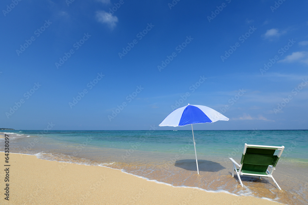 野甫島の美しい珊瑚の海と夏空