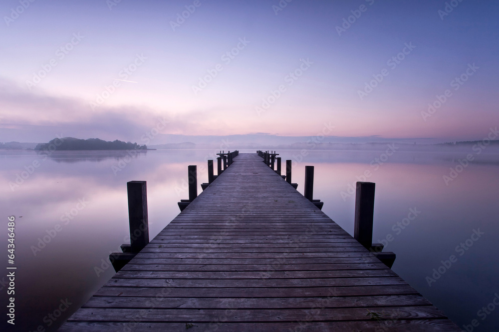 Fototapeta premium fioletowe chmury nad jeziorem