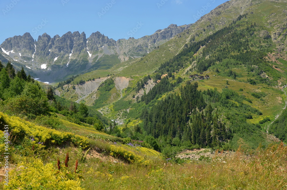 Naklejka premium Kaçkar mountains and houses of the plateau
