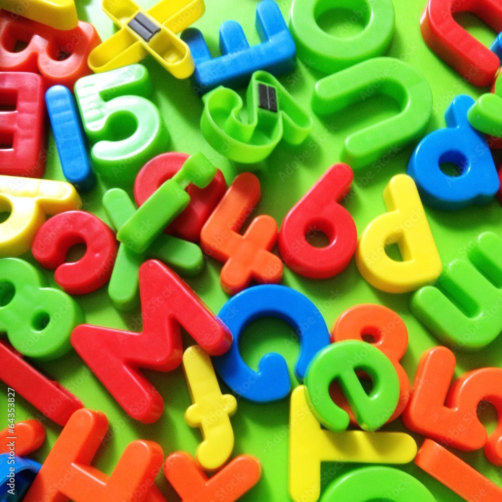 Viele bunte Buchstaben und Zahlen Viele bunte Buchstaben und Zahlen