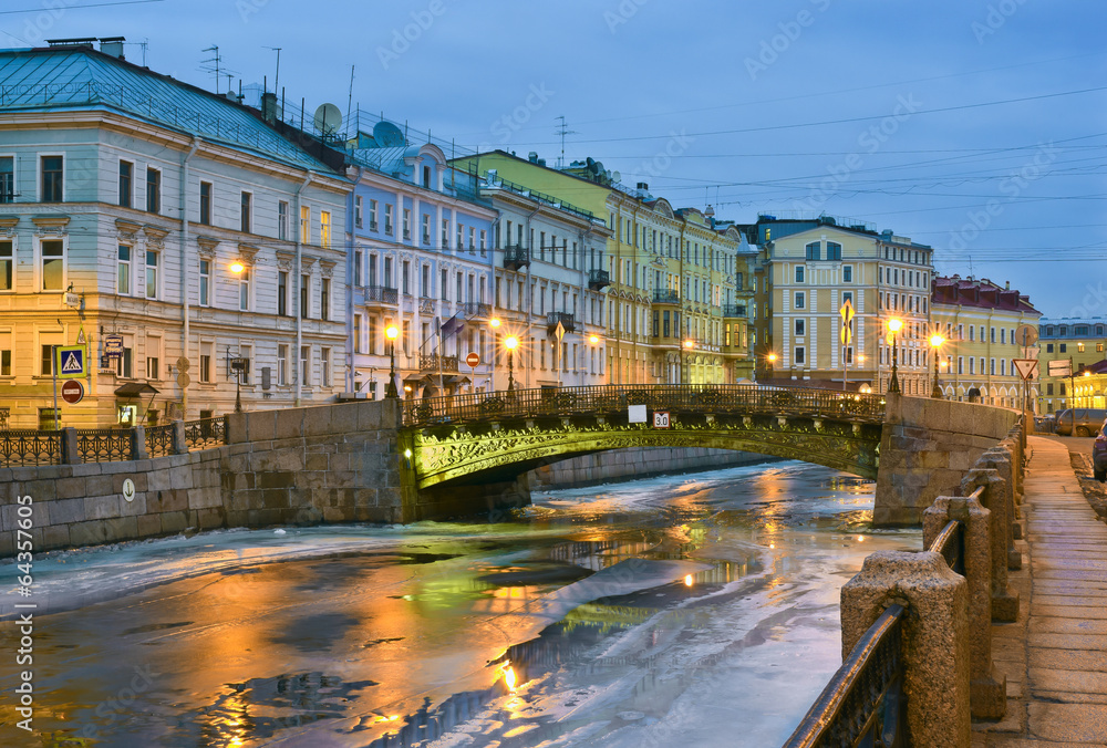 Naklejka premium Winter thaws. Moika River Embankment. St. Petersburg, Russia