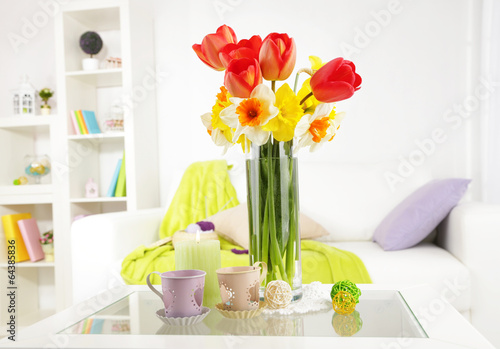 Fototapeta Naklejka Na Ścianę i Meble -  Beautiful spring flowers in vase on home interior background