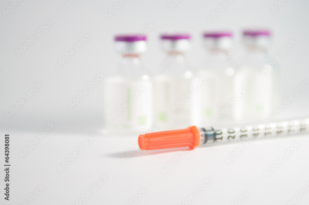 Injection vial and disposable syringe Injection vial and disposable syringe