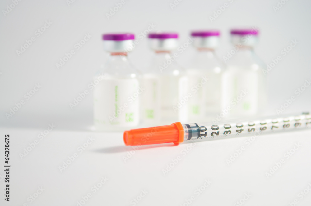 Injection vial and disposable syringe Injection vial and disposable syringe