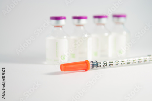 Injection vial and disposable syringe