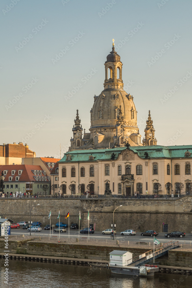 Elbufer mit Frauenkirche in Dresden