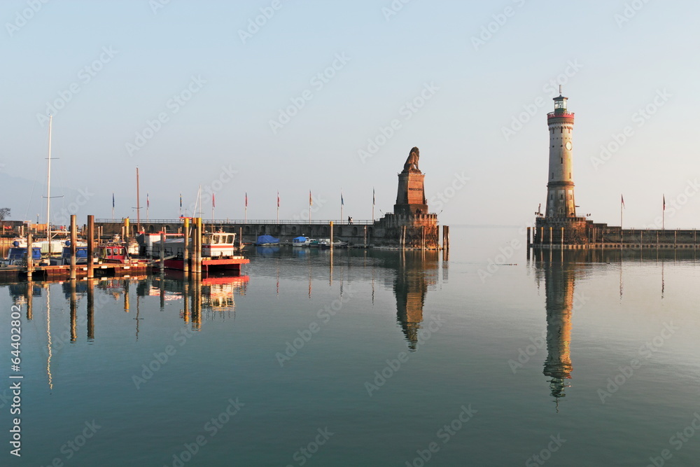 Fototapeta premium Löwensäule und Neuer Leuchtturm