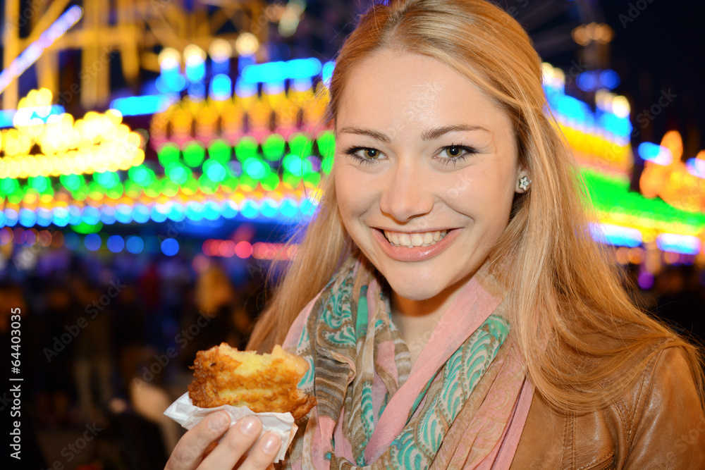 Frau isst Kartoffelpuffer auf Kirmes Frau isst Kartoffelpuffer auf Kirmes
