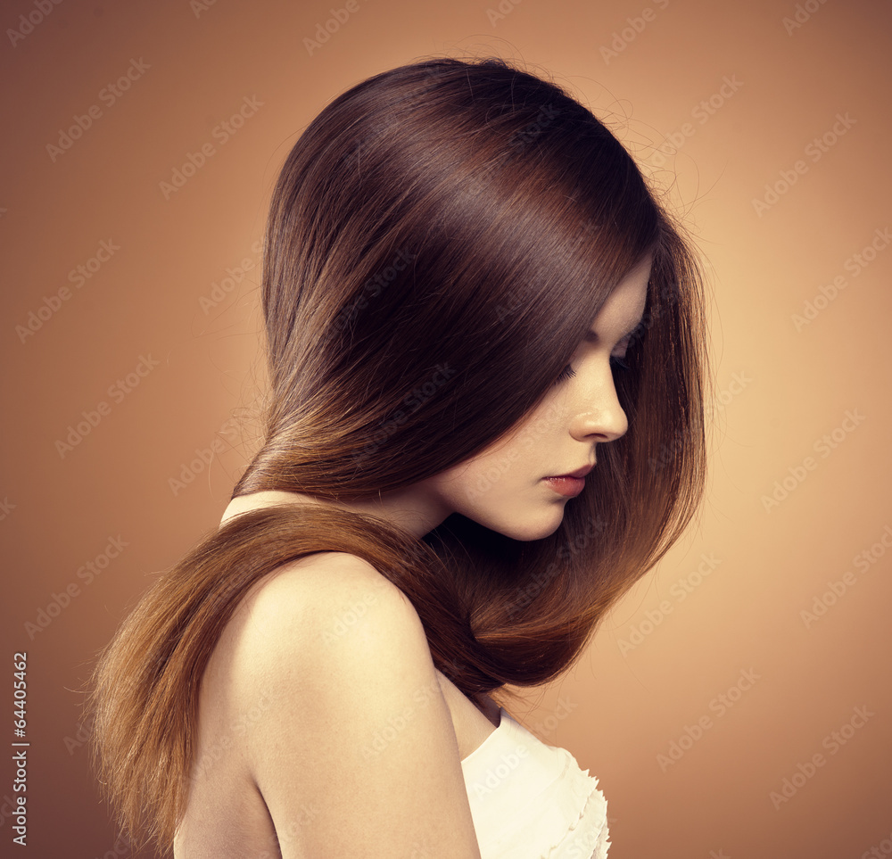 Obraz premium Close-up of young model with glossy straight brown hair