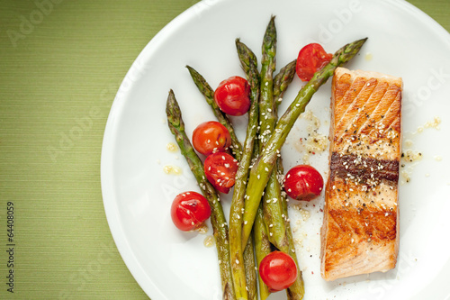 Salmon filet with asparagus and cherry tomatoes