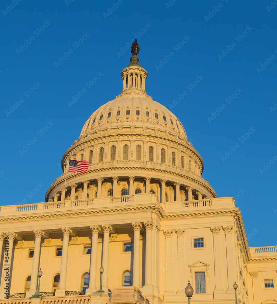 Obraz premium Washington, DC - US Capitol building in warm light at sunset