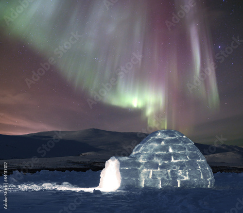 Iglu mit Nordlicht