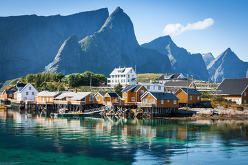 Fototapete Skandinavien Typisches norwegisches Fischerdorf mit traditioneller roter Rorbuhütte  © Lukasz Janyst