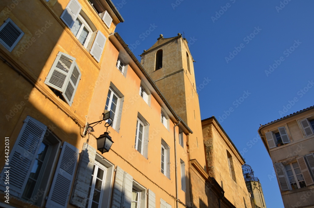 Façades et église du saint esprit d'Aix en  Provence
