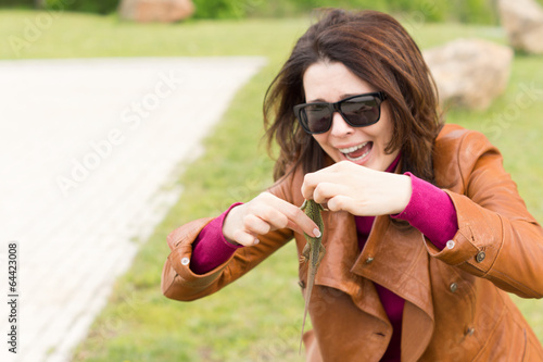 Obraz na płótnie Laughing woman holding a lizard w salonie