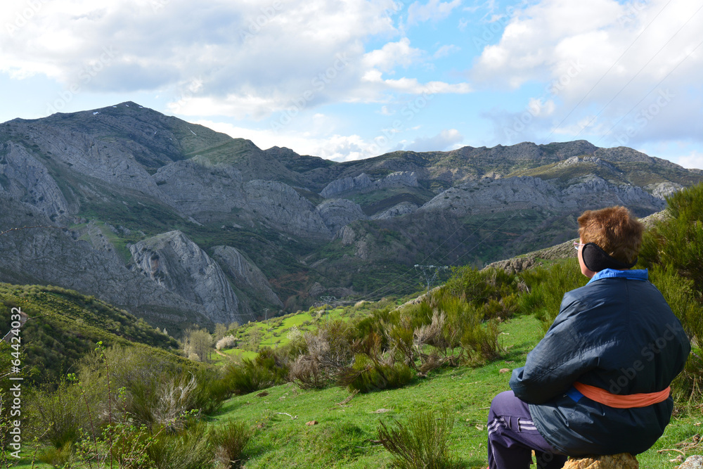 Mujer mayor disfrutando de paisaje de alta montaña
