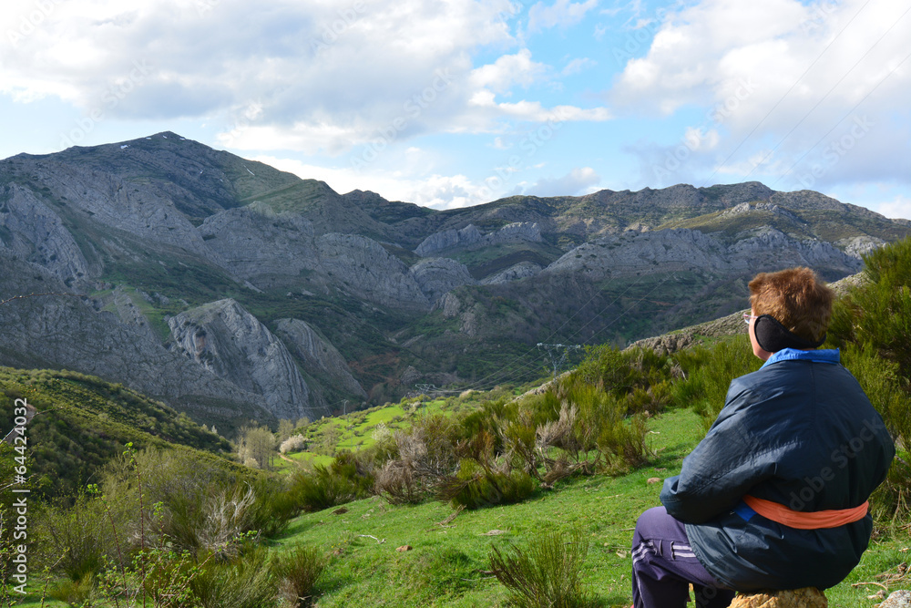 Mujer mayor disfrutando de paisaje de alta montaña Mujer mayor disfrutando de paisaje de alta montaña