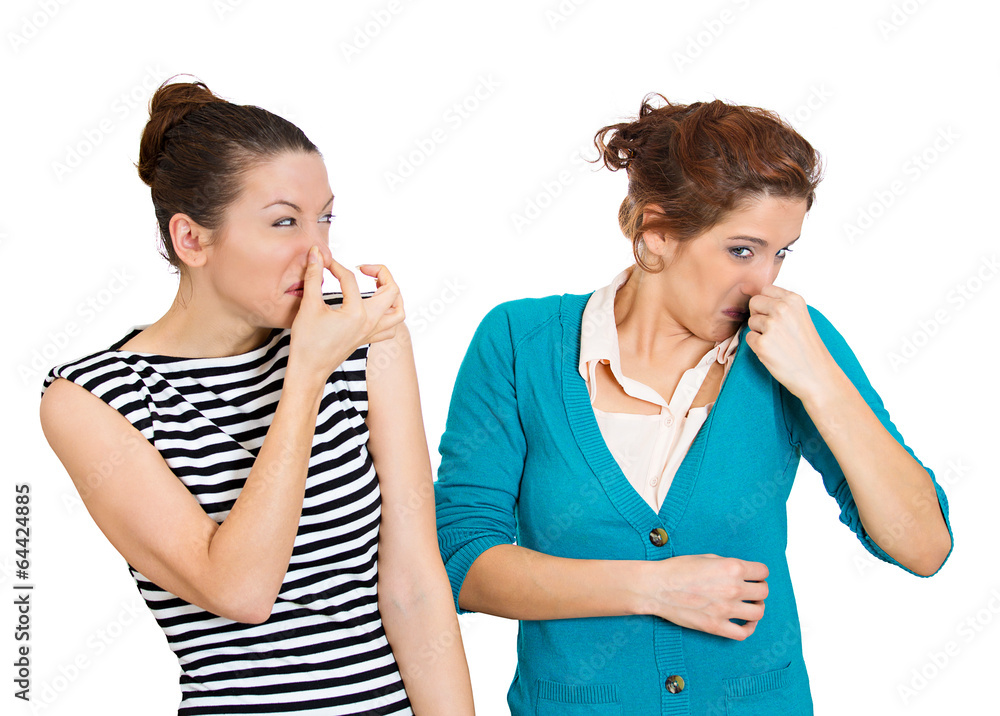 распыляет духи. брызгаться духами. духи пшикают. нафталин запах. вдыхать аромат.