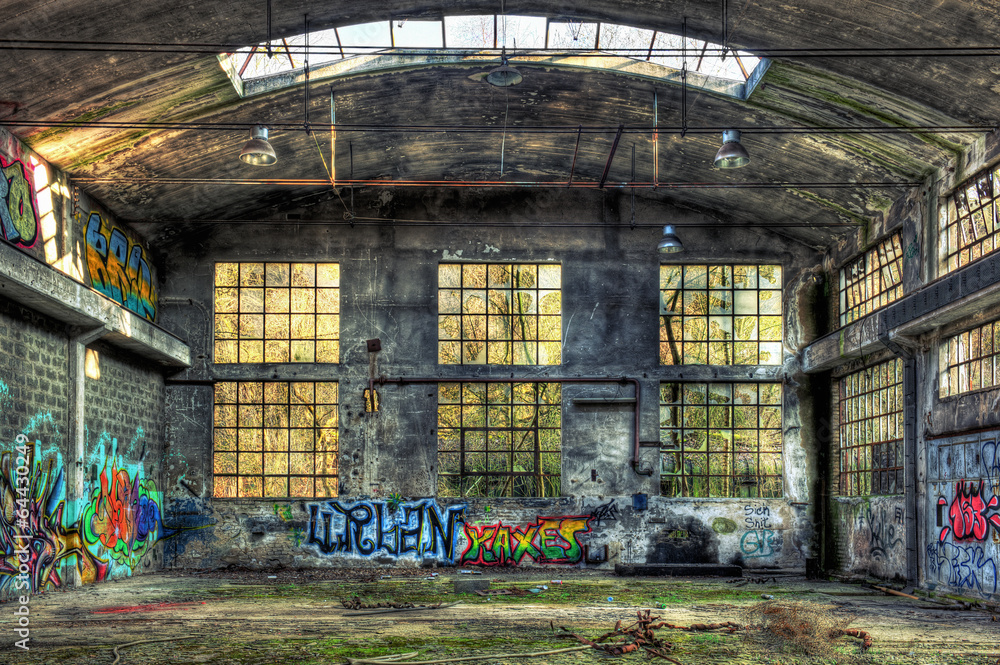 Naklejka premium Wnętrze opuszczonego budynku przemysłowego