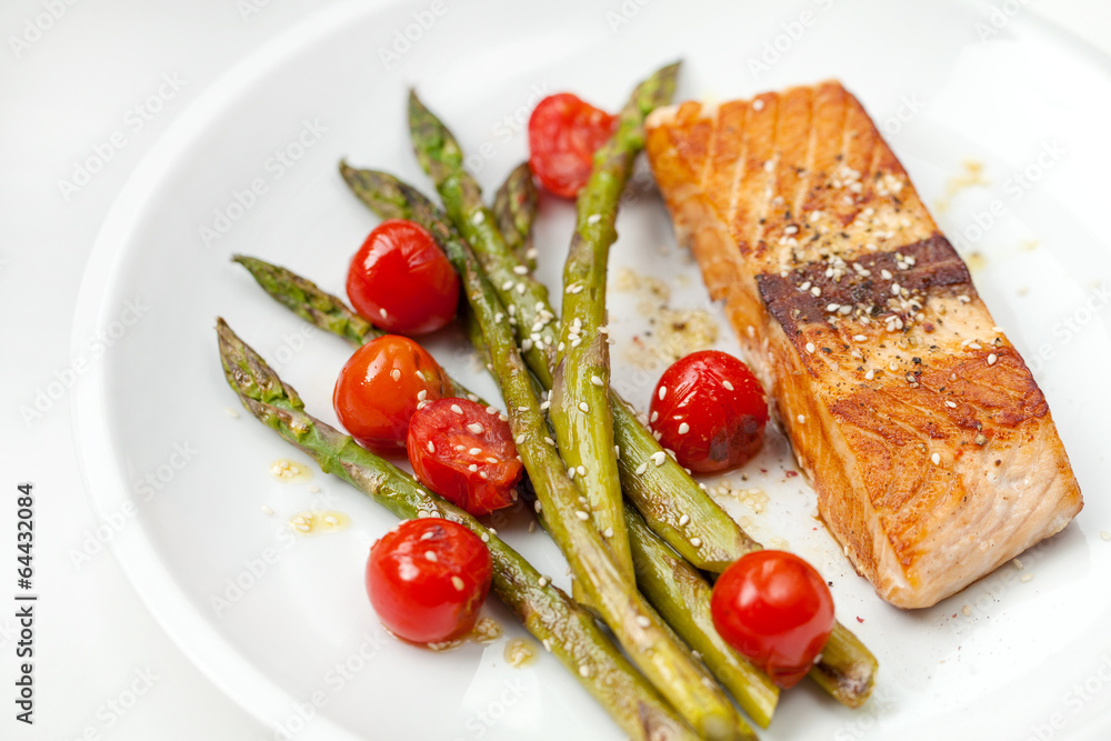 Salmon fillet with asparagus and cherry tomatoes