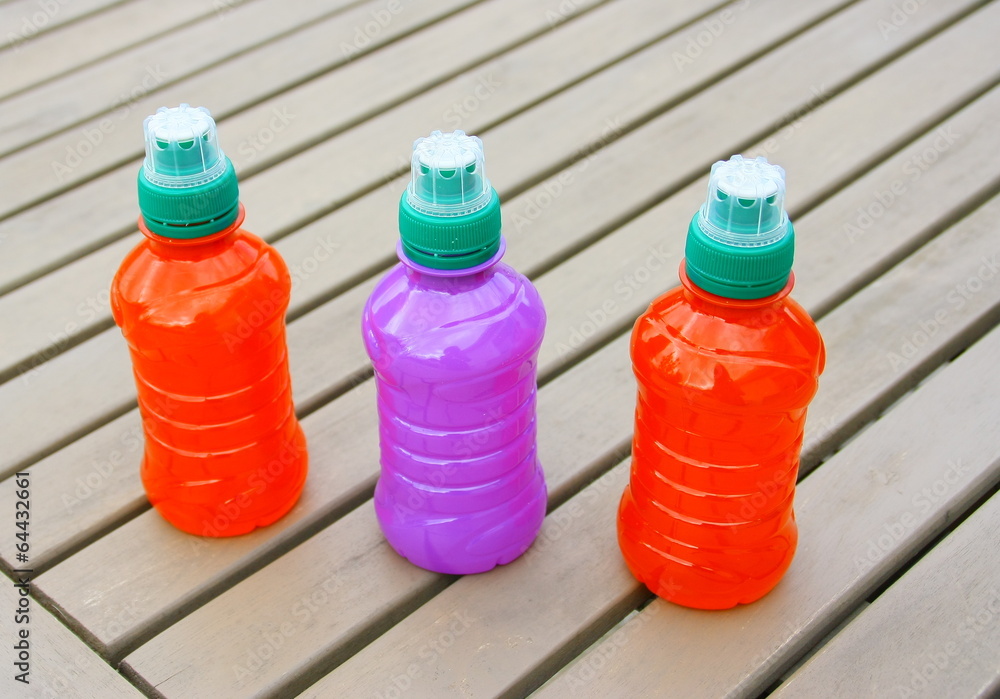 bouteilles colorées de boisson aux fruits bouteilles colorées de boisson aux fruits