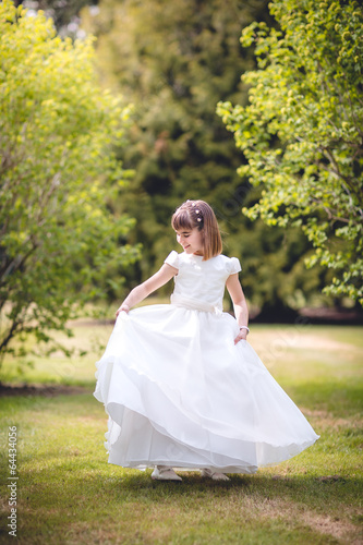 niña baila en el jardin, fiesta.