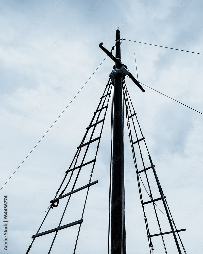 Fototapeta premium Simple ship's mast opposite the cloudy sky