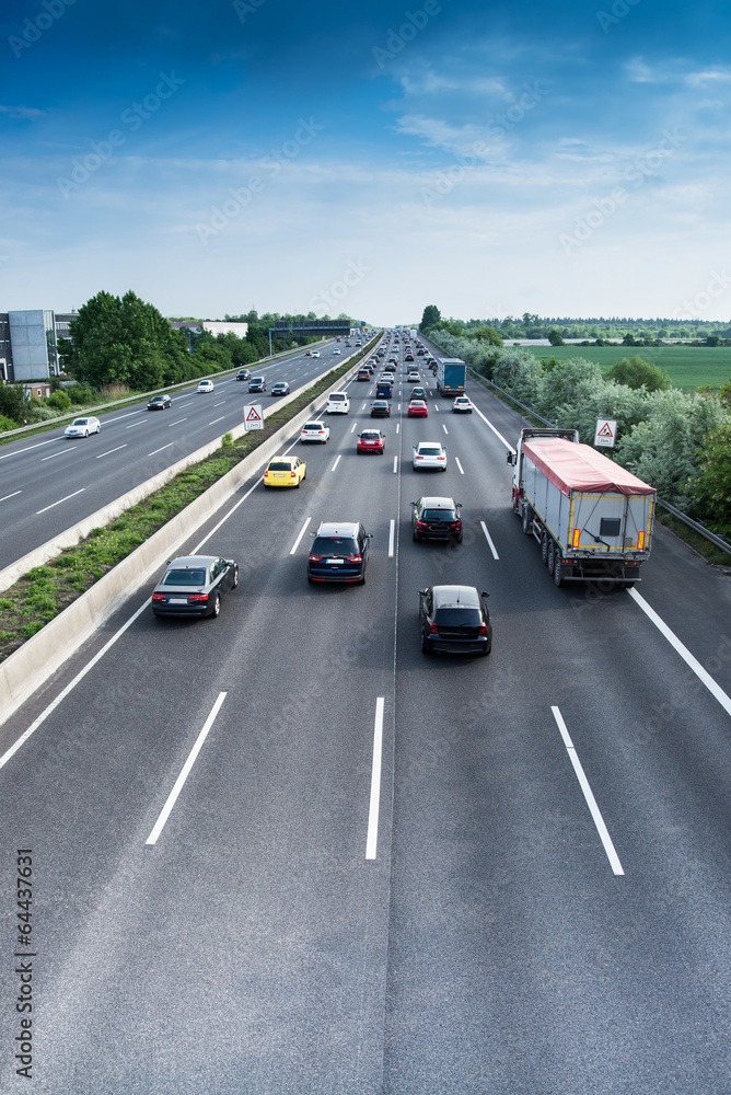 Verkehrsfluss auf Autobahn - obrazy, fototapety, plakaty 