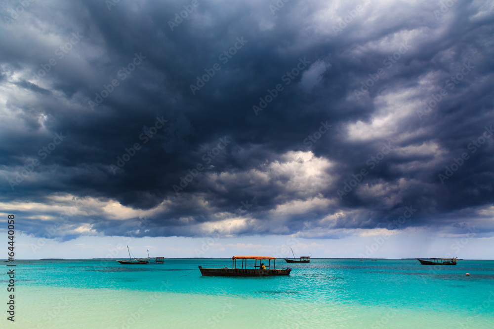 Fotografie Dark storm clouds above a tropical beach