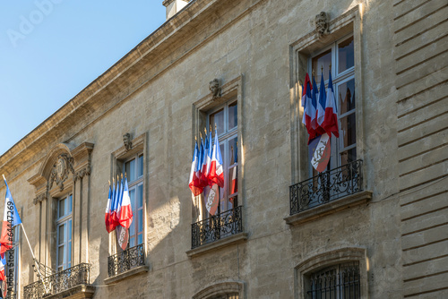 Obraz na płótnie Façade avec drapeaux w salonie