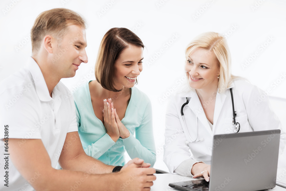 Fototapeta premium doctor with patients looking at laptop