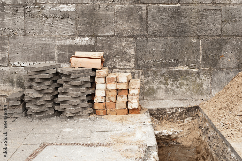 Gestapelte Betonplatten und Ziegelsteine bei Bauarbeiten Gestapelte Betonplatten und Ziegelsteine bei Bauarbeiten