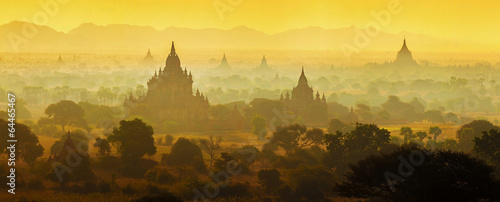 Canvas Print Sunrise over temples of Bagan in Myanmar