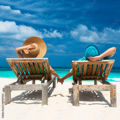 Obraz na płótnie Couple in green on a beach at Maldives w salonie