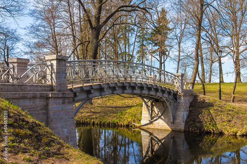Fototapeta Naklejka Na Ścianę i Meble -  Мост через речку в парке