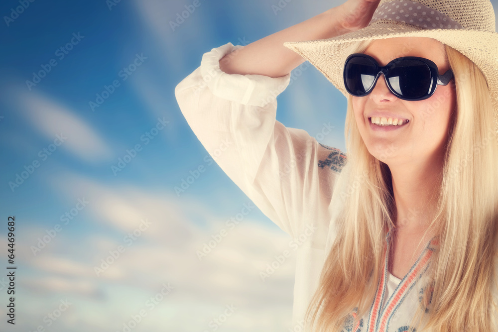 früöhliches junges Mädchen mit Hut