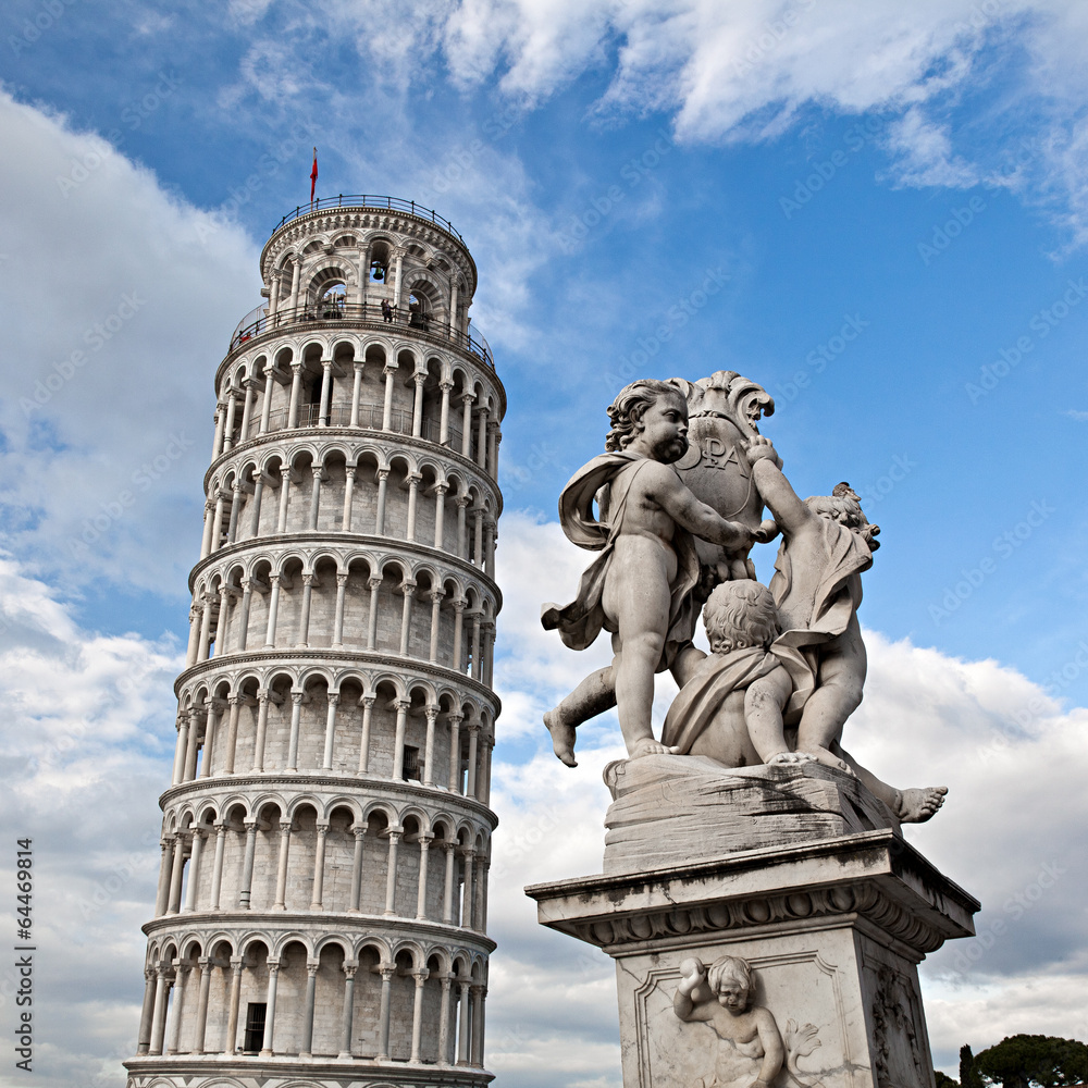 Pisa, la Torre Pendente con la Fontana dei Putti
