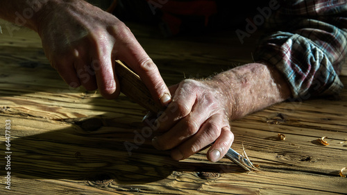 mani di un falegname al lavoro photo