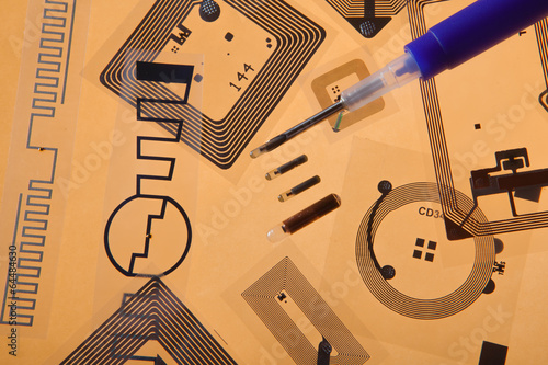 Fotografie RFID implantation syringe and RFID tags