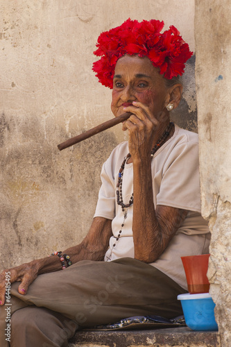 anciana fumando
