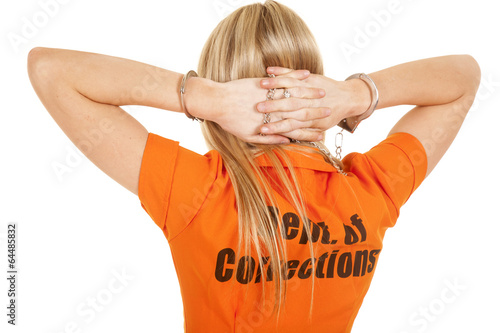 Foto prisoner orange back hands behind head