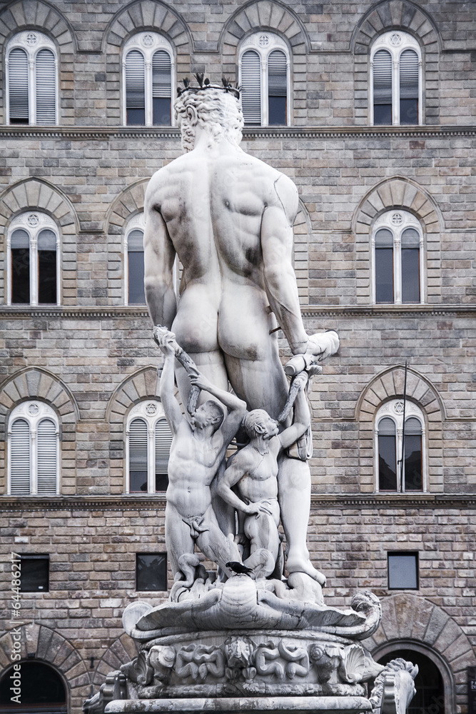 Statue on the Fountain of Neptune on the Piazza della Signoria i Statue on the Fountain of Neptune on the Piazza della Signoria i