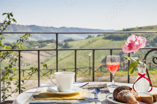 Colazione italiana in splendido paesaggio della regione Marche photo