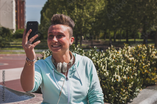 Fotografia Portrait of a short hair girl taking a selfie