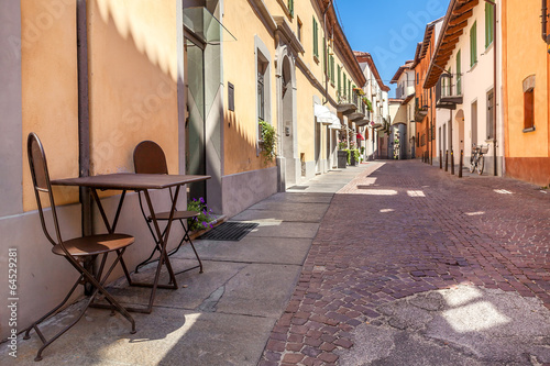 Fototapeta Naklejka Na Ścianę i Meble -  Cafe table on the street in Alba, Italy.
