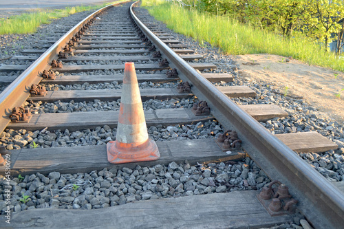 Pylon auf Bahnschiene