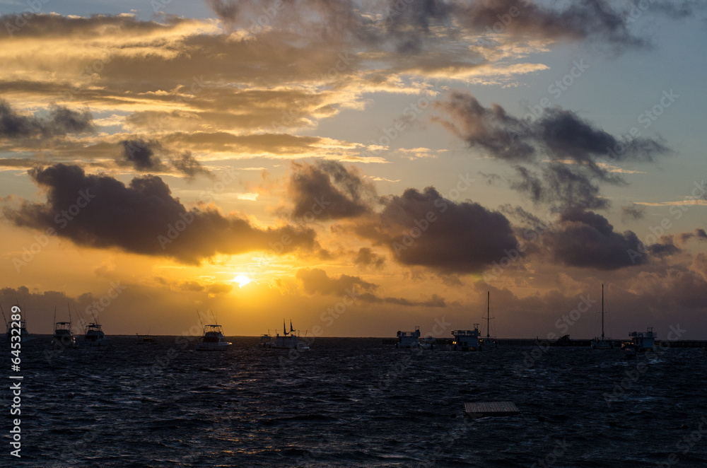 Sonnenaufgang über dem Meer (mit Booten)